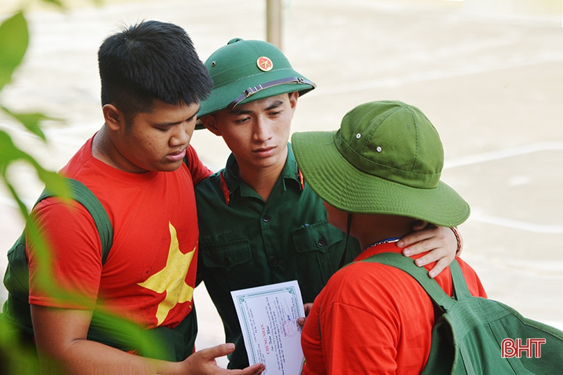 Nhiều cung bậc cảm xúc trong lễ chia tay các chiến sỹ “nhí” sau học kỳ trong quân đội