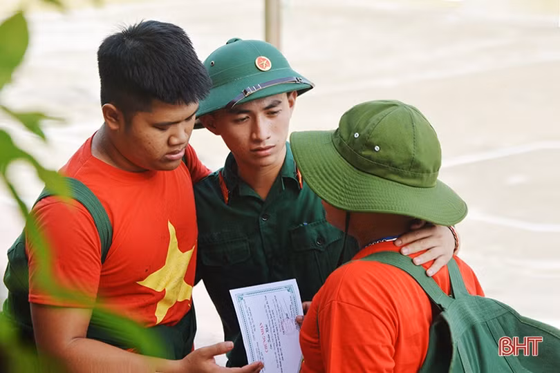 Nhiều cung bậc cảm xúc trong lễ chia tay các chiến sỹ “nhí” sau học kỳ trong quân đội