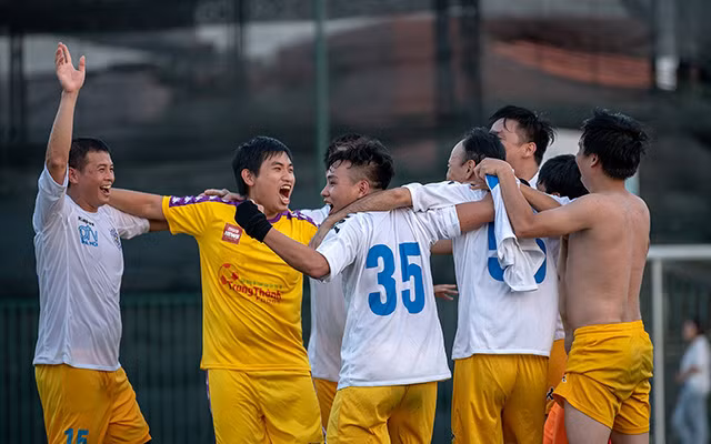 HLV Park Hang Seo đá bóng cực sung với các nhà báo dưới cái nắng 40 độ