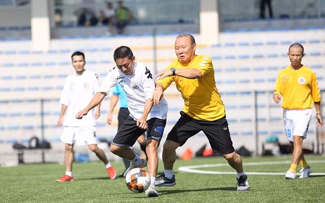 HLV Park Hang Seo đá bóng cực sung với các nhà báo dưới cái nắng 40 độ
