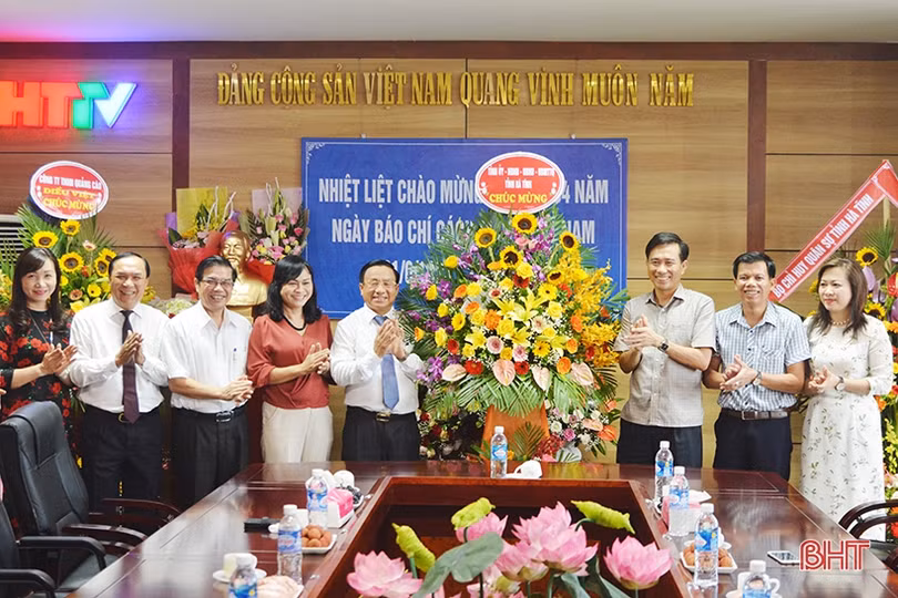 Lãnh đạo tỉnh chúc mừng các cơ quan báo chí Hà Tĩnh