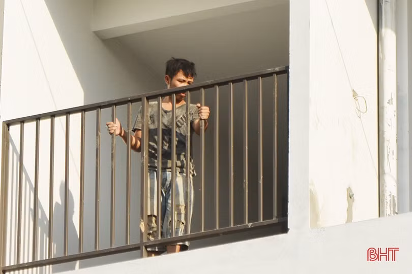 Thợ xây “phơi mình” dưới nắng như đổ lửa ở Hà Tĩnh