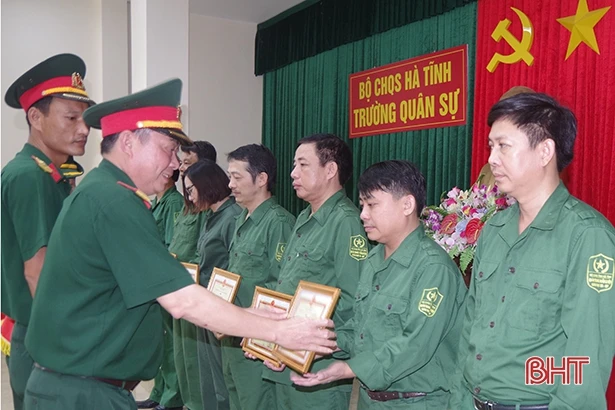 100% học viên lớp bồi dưỡng kiến thức QP-AN đối tượng 3 đạt khá, giỏi