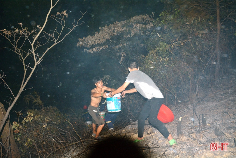 Cháy rừng trong đêm, TX Kỳ Anh huy động hàng trăm người dập lửa
