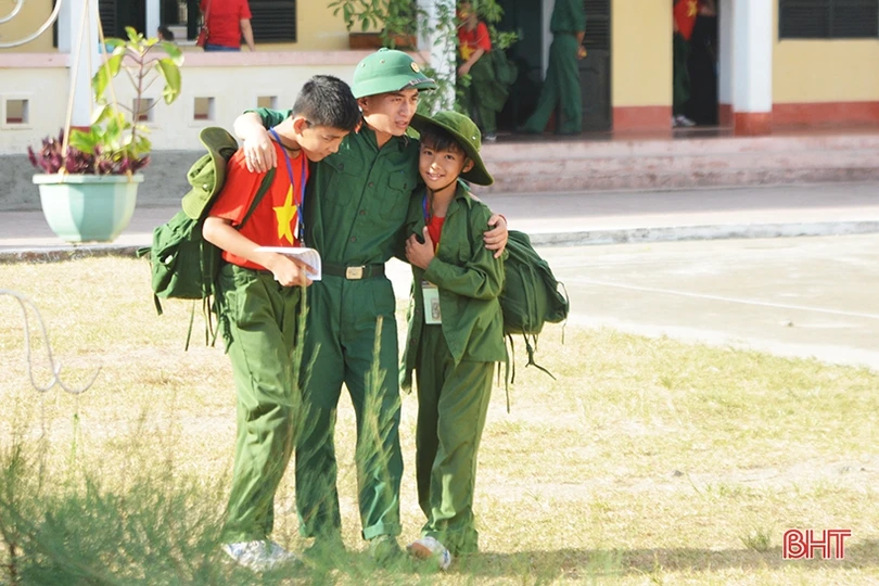 Nhiều cung bậc cảm xúc trong lễ chia tay các chiến sỹ “nhí” sau học kỳ trong quân đội