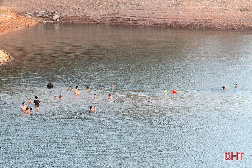 Bất chấp nguy hiểm, người dân đổ xuống hồ Kẻ Gỗ giải nhiệt