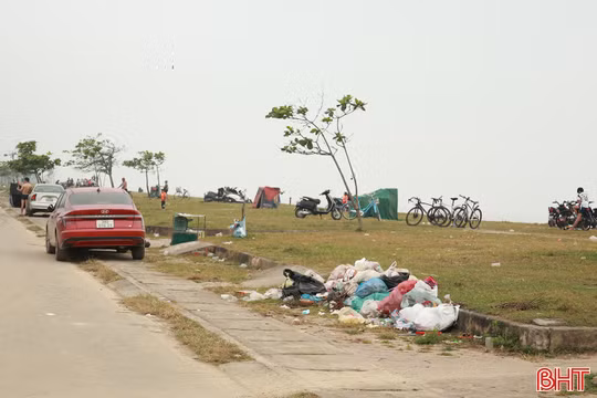 Biển Lộc Hà nhếch nhác, rác thải bủa vây