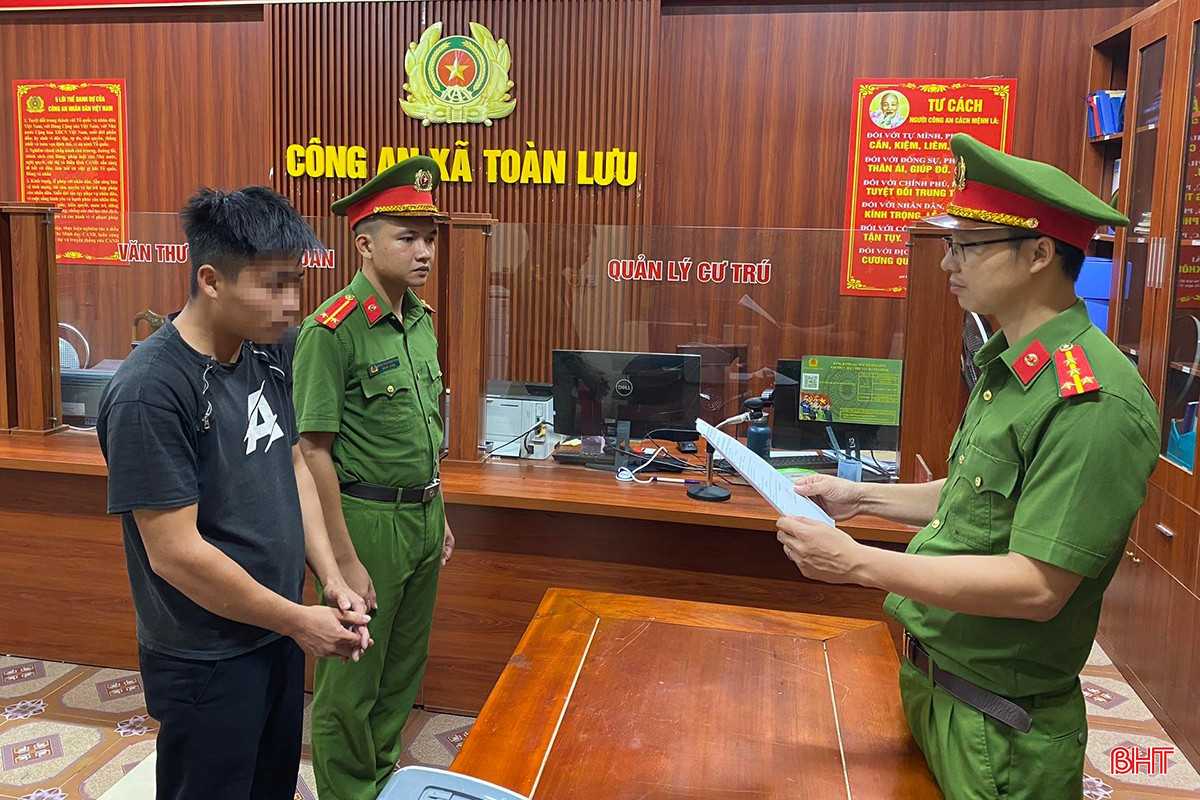 Cơ quan CSĐT Công an tỉnh Hà Tĩnh đọc quyết định khởi tố vụ án, khởi tố bị can đối với Đặng Đình Thắng (SN 2000, trú tại thôn Đại Long, xã Việt Xuyên) có hành vi bắt trộm 21 con gà tại trang trại của gia đình bà Trần Thị Nghĩa (SN 1975, trú tại thôn Vĩnh Cát, xã Toàn Lưu). bqbht_br_trom-cap-tai-san.jpg