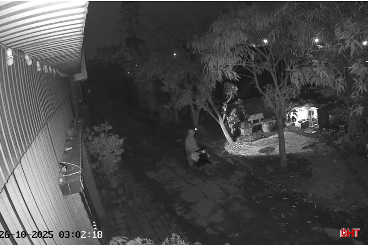 Một đối tượng mặc áo mưa, che kín mặt, đi xe máy mang theo túi lớn xuất hiện trong khu dân cư ở TDP Đông Quý, phường Thành Sen lúc 3h sáng 26/10. bqbht_br_trom-cap-tai-san-1.jpg