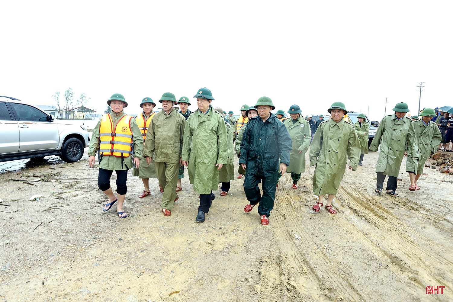 Phó Thủ tướng Chính phủ Mai Văn Chính cùng đoàn đi kiểm tra công tác ứng phó với mưa, lũ trên địa bàn tỉnh Hà Tĩnh. bqbht_br_aimg-0761.jpg