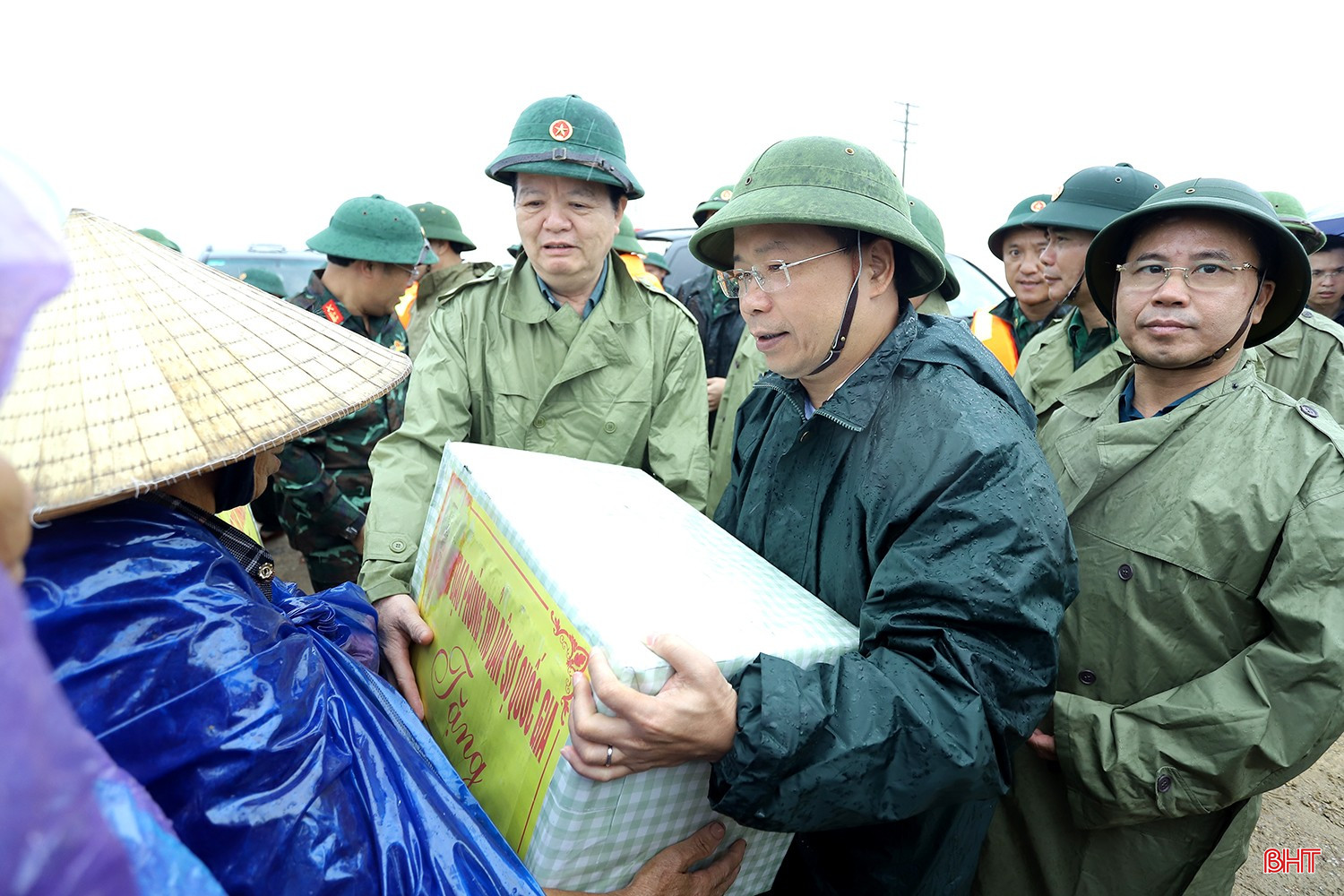 ... và Bí thư Tỉnh ủy Nguyễn Duy Lâm tặng quà động viên người dân vùng ngập lụt. bqbht_br_aimg-0739.jpg