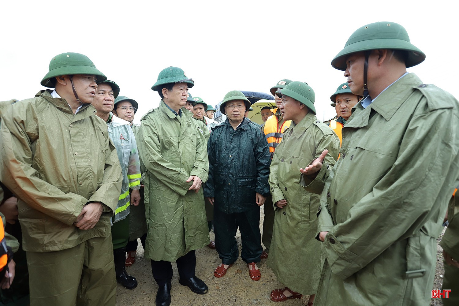 Phó Thủ tướng Chính phủ Mai Văn Chính kiểm tra công tác ứng phó với mưa, lũ tại phường Vũng Áng. bqbht_br_aimg-0796.jpg