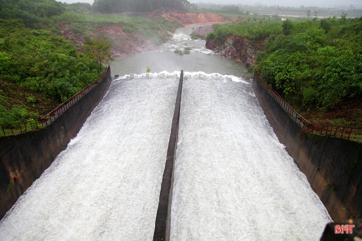 Hồ Kẻ Gỗ tăng lưu lượng xả tràn lên 100 - 350 m3/giây từ 6h ngày 31/10. bqbht_br_ke-go-xa-lu.jpg