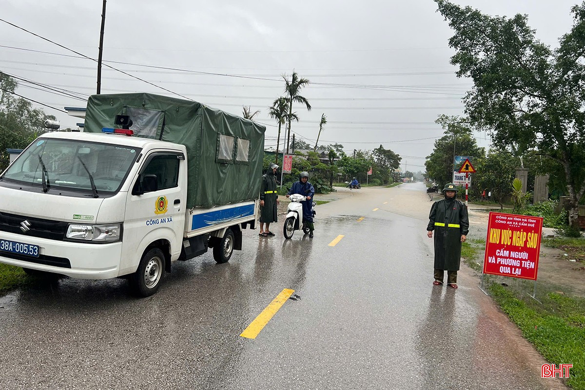 Quốc lộ 8C đoạn gần tràn Bộc Nguyên thuộc địa phận xã Cẩm Duệ bị ngập nước. bqbht_br_mua-lu-ha-tinh.jpg