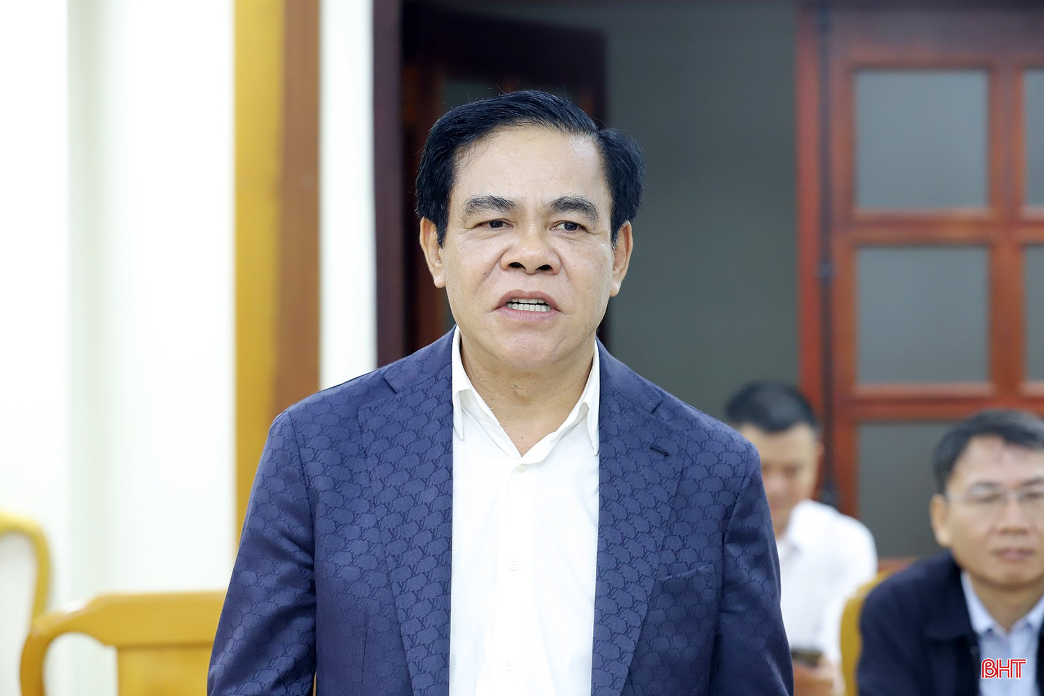 Chủ tịch UBND tỉnh Võ Trọng Hải báo cáo công tác ứng phó với mưa lũ trên địa bàn tỉnh. bqbht_br_pho-thu-tuong-kiem-tra-mua-lut-ha-tinh-2.jpg