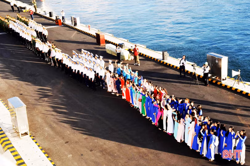 Xúc động giây phút tiễn các chiến sỹ ra Trường Sa làm nhiệm vụ