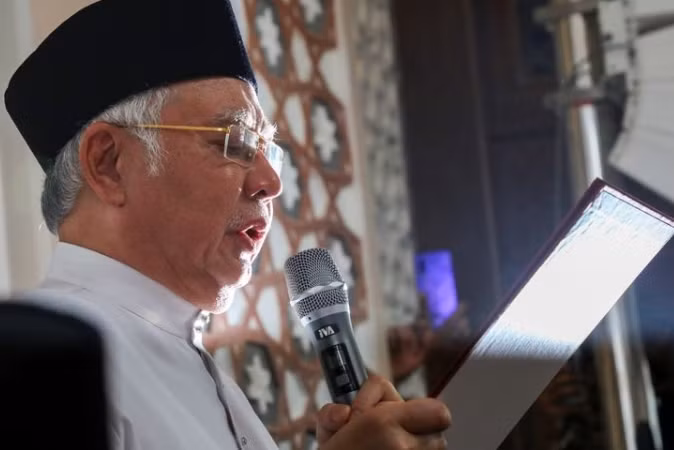 Cựu thủ tướng Malaysia làm lễ “thề độc”