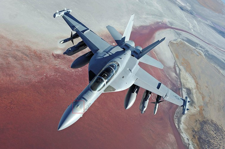 Nữ phi công F/A-18F Mỹ kể về lần đầu không kích khủng bố IS