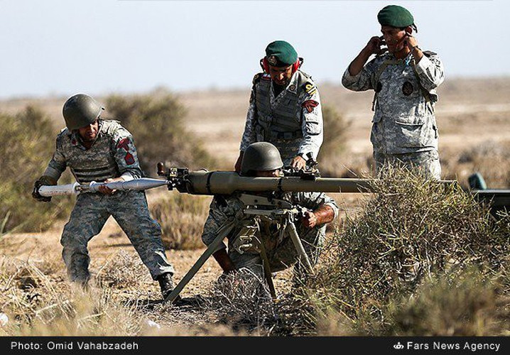 Khốc liệt tại Syria, binh sĩ vác pháo không giật lên vai để khai hỏa