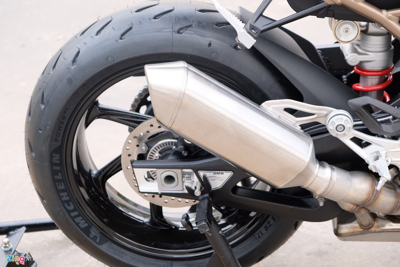 Hệ thống phanh tích hợp công nghệ Race ABS với đĩa phanh đôi của Brembo kích thước 320 mm ở phía trước và phanh đĩa đơn kích thước 220 mm ở phía sau. Điểm thay đổi duy nhất là kẹp phanh trước không còn sử dụng thương hiệu Brembo mà sử dụng của chính BMW. Cận cảnh mô tô BMW S 1000 RR 2019 giá 1,1 tỷ tại Việt Nam