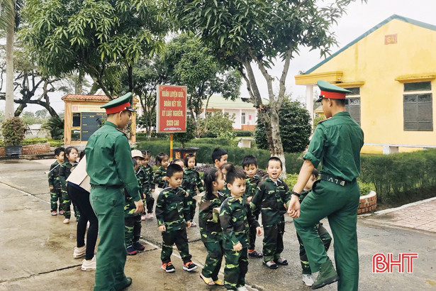 Một ngày làm chiến sỹ” của các bé Mầm non Trung Kiên