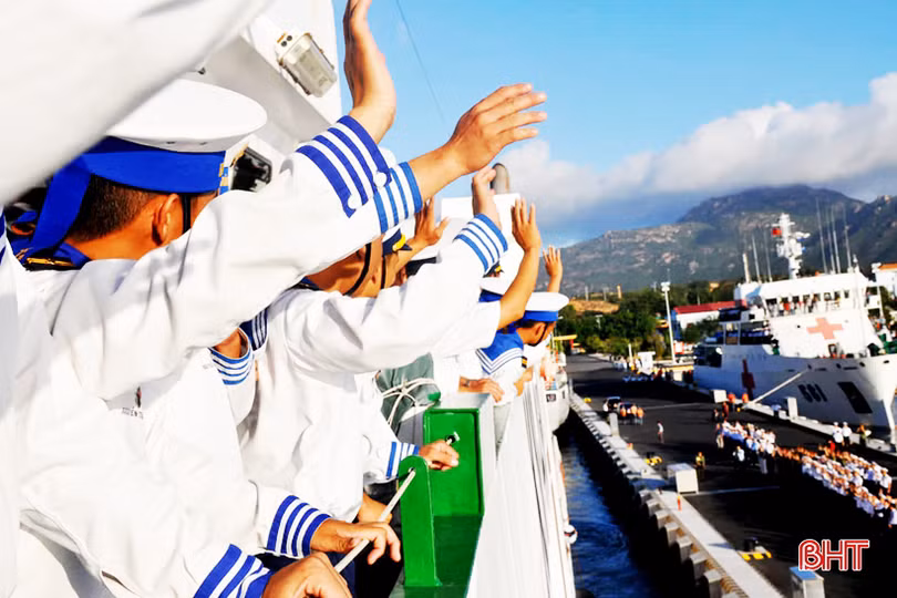 Xúc động giây phút tiễn các chiến sỹ ra Trường Sa làm nhiệm vụ