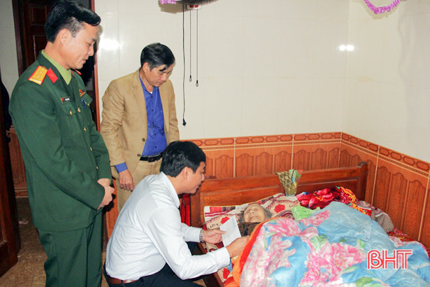 Huyện Kỳ Anh thăm hỏi các Mẹ Việt Nam anh hùng, thương bệnh binh