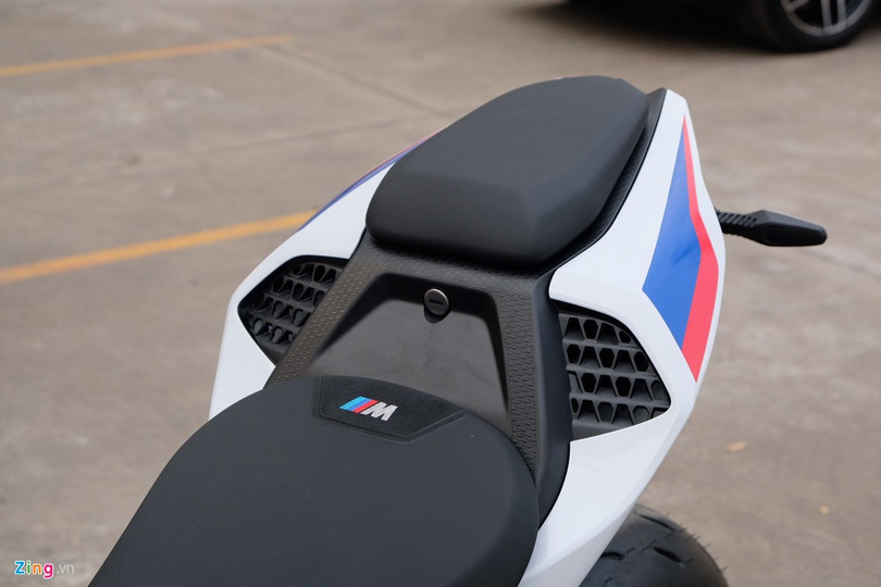 So với bản Race, BMW S 1000 RR M Performance có thêm yên xe thể thao M, bộ điều chỉnh khung và gắp xe M, bộ mâm carbon M và bình ắc-quy siêu nhẹ M. Nhờ những thay đổi này, S 1000 RR M Performance nhẹ hơn 3,5 kg so với bản tiêu chuẩn. Cận cảnh mô tô BMW S 1000 RR 2019 giá 1,1 tỷ tại Việt Nam
