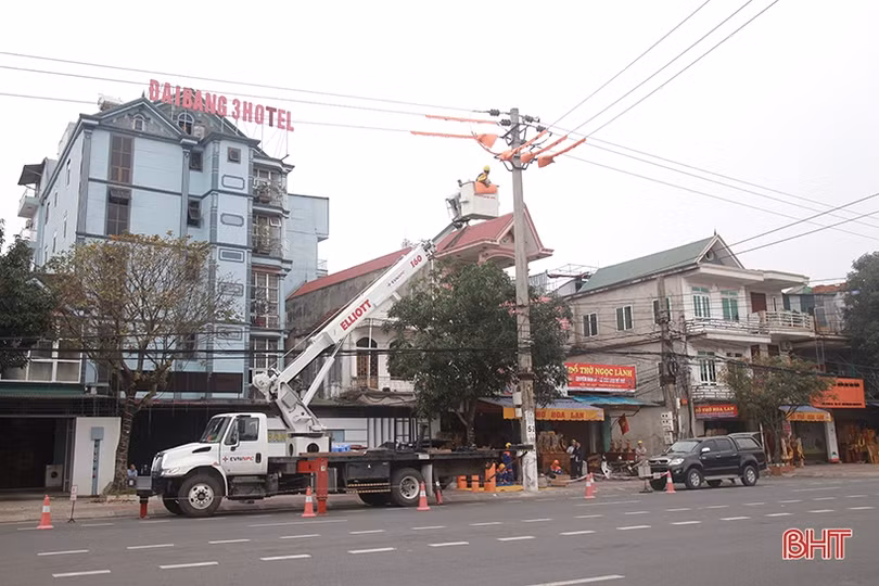 Người dân Hà Tĩnh lạ lẫm với thợ điện sửa đường dây không cần... cắt điện