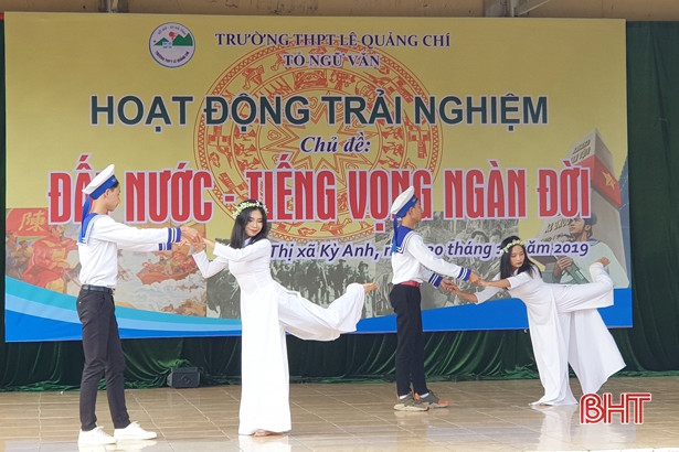 Học sinh TX Kỳ Anh gây xúc động với “Đất nước - tiếng vọng ngàn đời”