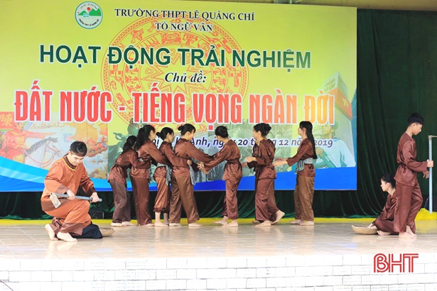 Học sinh TX Kỳ Anh gây xúc động với “Đất nước - tiếng vọng ngàn đời”