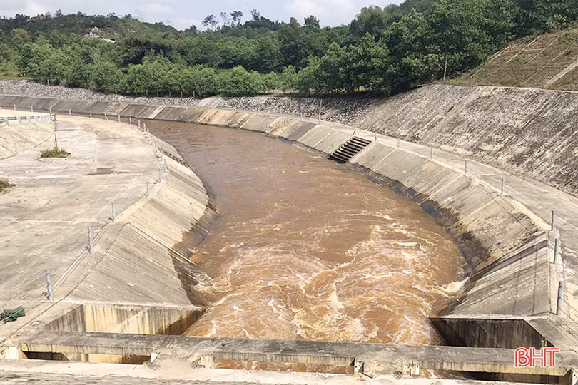 Nước đập dâng Ngàn Trươi lại chuyển màu đỏ đục