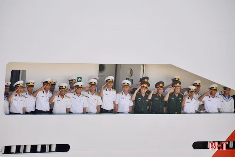 Xúc động giây phút tiễn các chiến sỹ ra Trường Sa làm nhiệm vụ