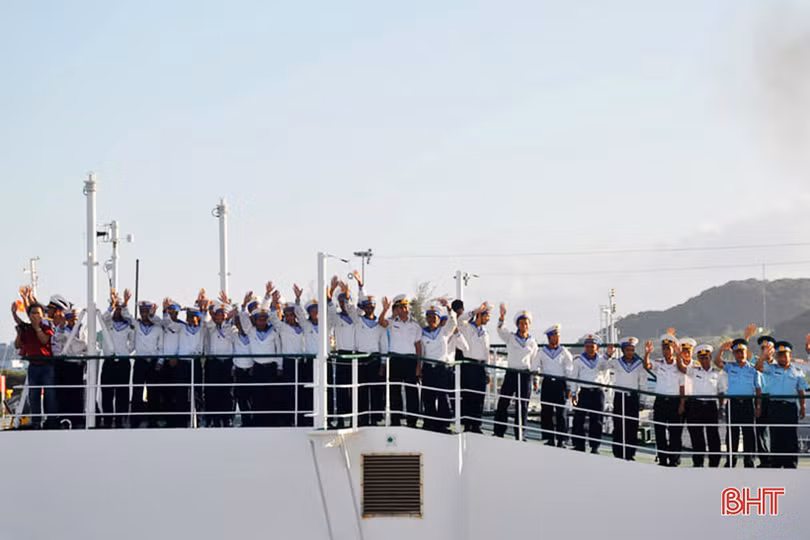 Xúc động giây phút tiễn các chiến sỹ ra Trường Sa làm nhiệm vụ