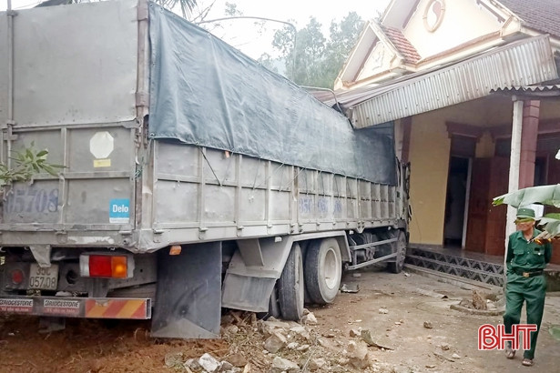 Kinh hoàng 2 xe tải “chen nhau lao vào đâm sập nhà dân lúc rạng sáng