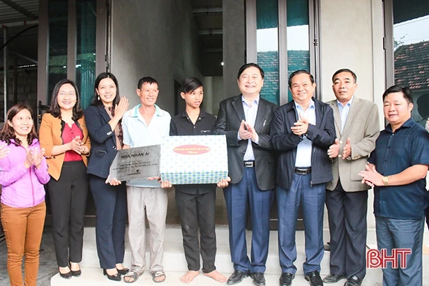 Đoàn ĐBQH Hà Tĩnh bàn giao nhà nhân ái cho gia đình hoàn cảnh khó khăn