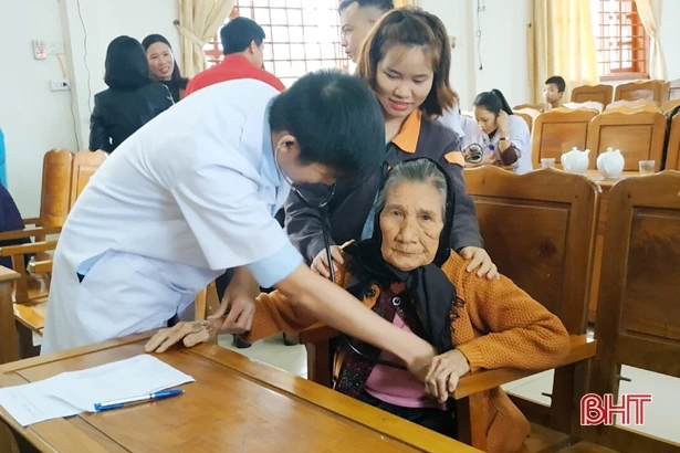 Formosa Hà Tĩnh phối hợp khám, cấp thuốc miễn phí cho hơn 200 người dân