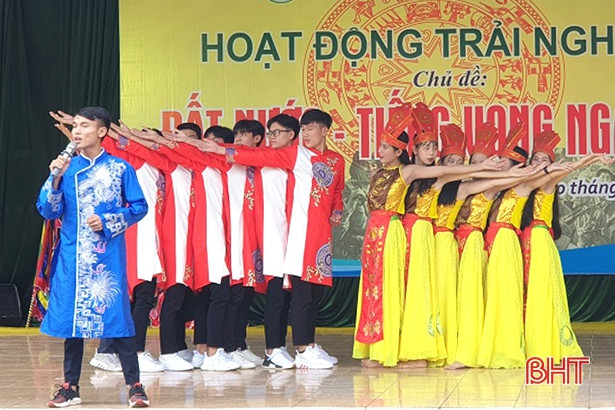 Học sinh TX Kỳ Anh gây xúc động với “Đất nước - tiếng vọng ngàn đời”