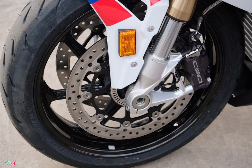 Hãng xe Đức trang bị cho chiếc superbike đời mới cặp mâm kích thước 120/70 ZR 17 inch ở phía trước và 190/55 ZR 17 inch ở phía sau. Các thông số này tương tự đời trước. Cận cảnh mô tô BMW S 1000 RR 2019 giá 1,1 tỷ tại Việt Nam