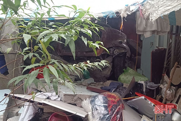 Kinh hoàng 2 xe tải “chen nhau lao vào đâm sập nhà dân lúc rạng sáng