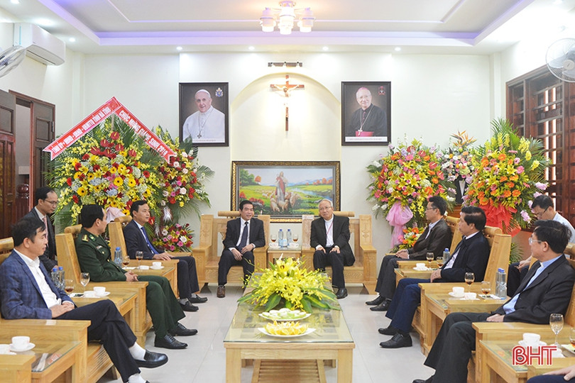 Lãnh đạo tỉnh chúc mừng Giáng sinh Tòa giám mục Giáo phận Hà Tĩnh