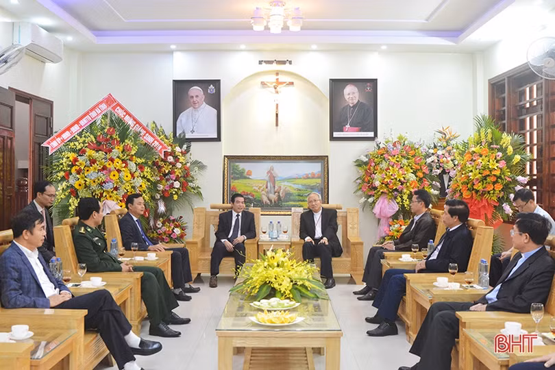 Lãnh đạo tỉnh chúc mừng Giáng sinh Tòa giám mục Giáo phận Hà Tĩnh