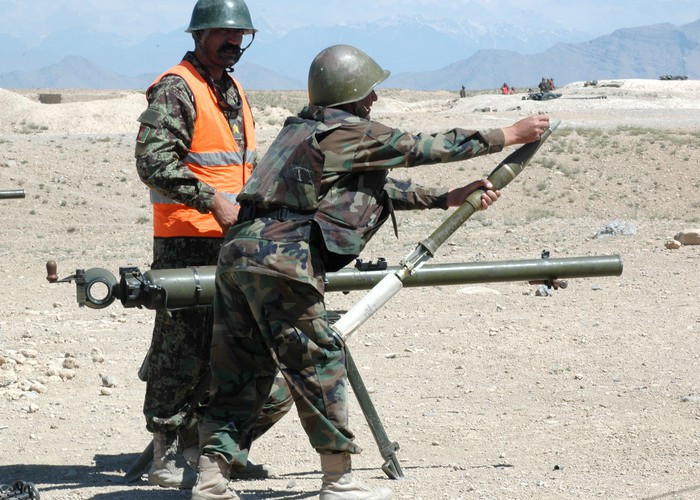 Khốc liệt tại Syria, binh sĩ vác pháo không giật lên vai để khai hỏa