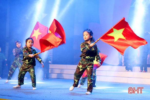Gần 1.000 học sinh tiểu học ở TP Hà Tĩnh vui hội “Trang sử em yêu”