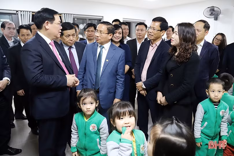 Phó Thủ tướng Vương Đình Huệ thăm cư dân nhà ở xã hội đầu tiên của Hà Tĩnh