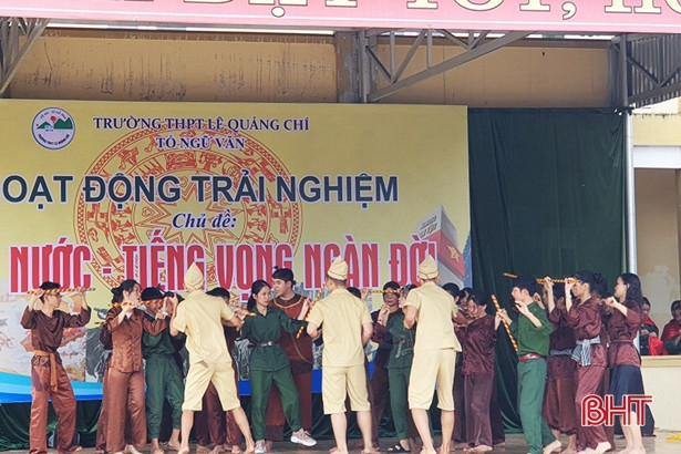 Học sinh TX Kỳ Anh gây xúc động với “Đất nước - tiếng vọng ngàn đời”