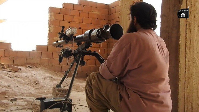 Khốc liệt tại Syria, binh sĩ vác pháo không giật lên vai để khai hỏa