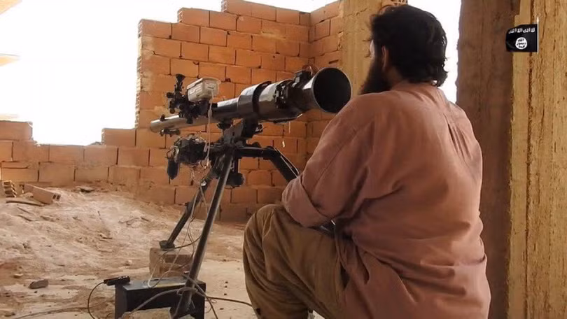 Khốc liệt tại Syria, binh sĩ vác pháo không giật lên vai để khai hỏa