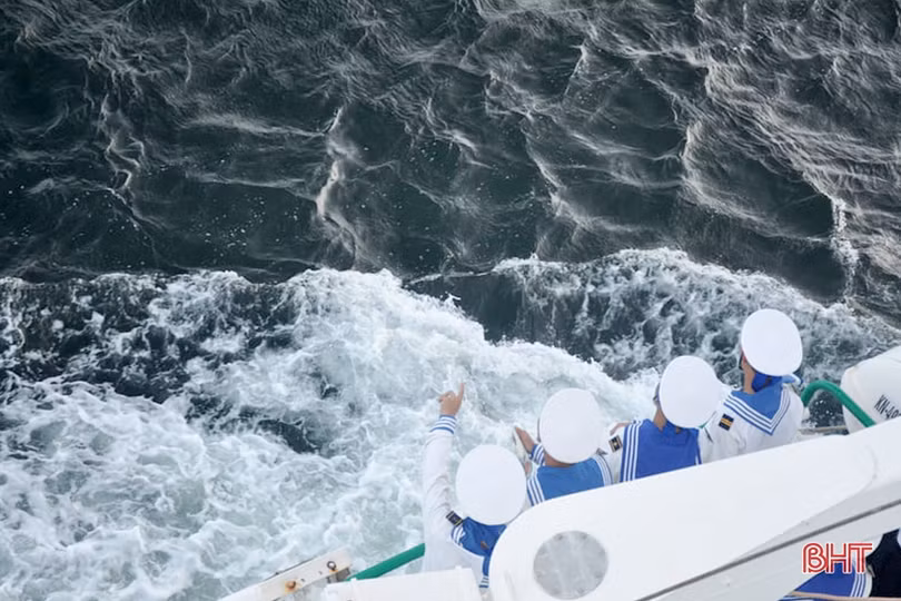 Xúc động giây phút tiễn các chiến sỹ ra Trường Sa làm nhiệm vụ