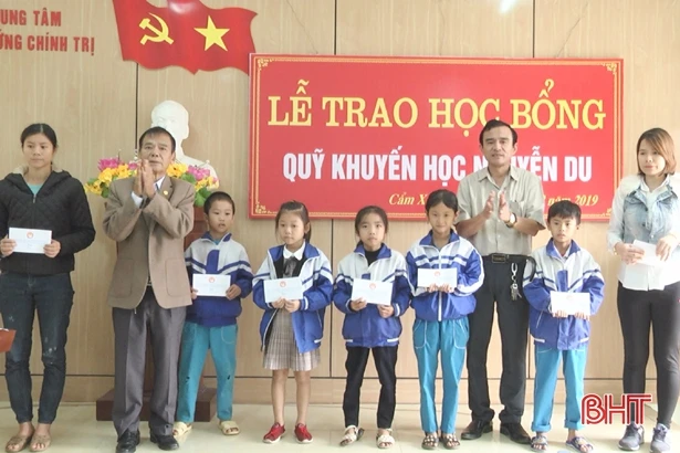 Đoàn ĐBQH Hà Tĩnh bàn giao nhà nhân ái cho gia đình hoàn cảnh khó khăn